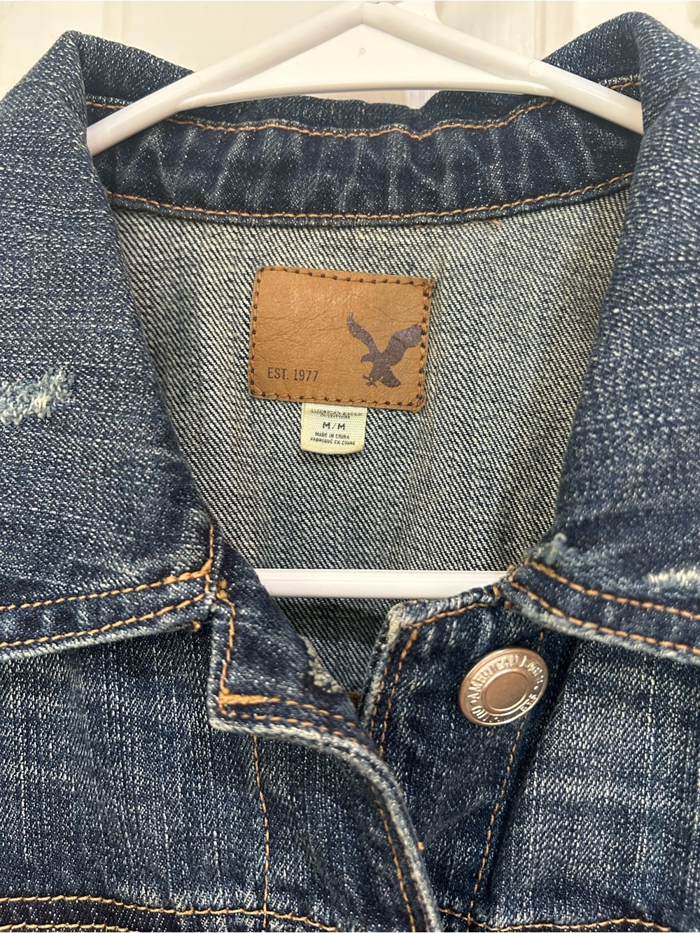 American Eagle Outfitters Distressed Denim Trucker Jacket Med Wash Women's Sz M - Picture 3 of 8